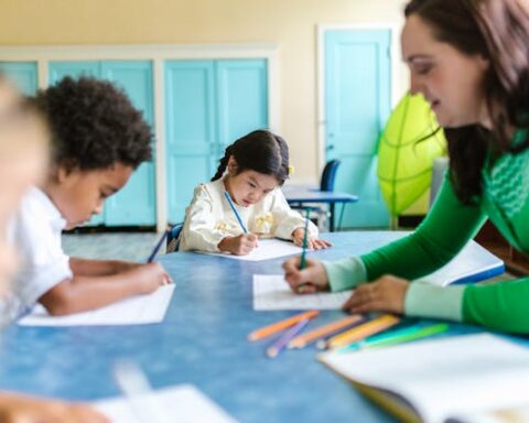 : https://www.pexels.com/photo/a-woman-in-green-long-sleeves-teaching-kids-in-school-8363163/