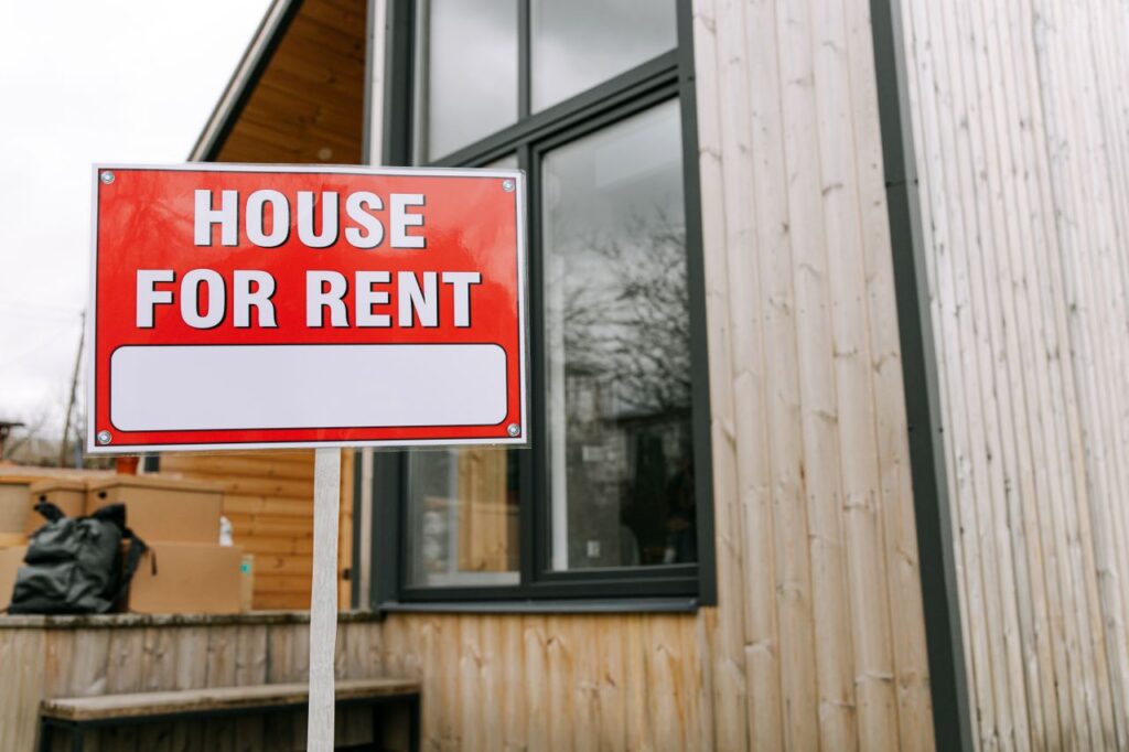 https://www.pexels.com/photo/a-house-for-rent-placard-8963081/
