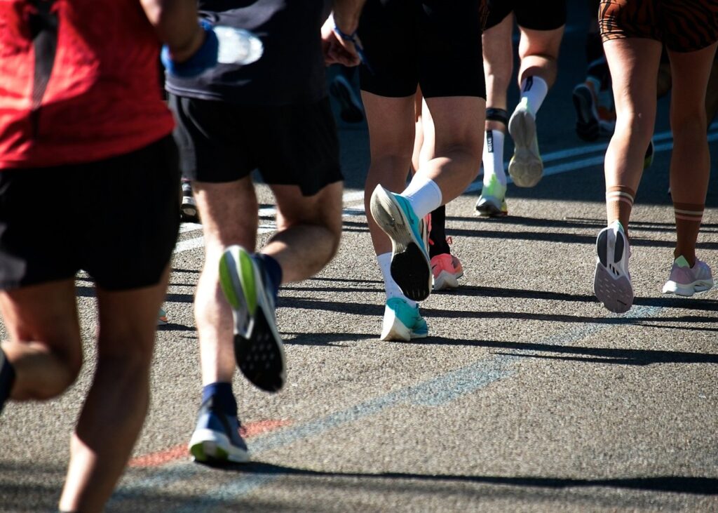 https://unsplash.com/photos/a-group-of-people-running-down-a-street-D0LUtrVkxgo?utm_source=unsplash&utm_medium=referral&utm_content=creditCopyText