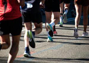 https://unsplash.com/photos/a-group-of-people-running-down-a-street-D0LUtrVkxgo?utm_source=unsplash&utm_medium=referral&utm_content=creditCopyText