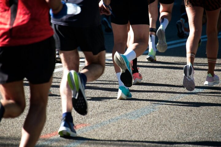 https://unsplash.com/photos/a-group-of-people-running-down-a-street-D0LUtrVkxgo?utm_source=unsplash&utm_medium=referral&utm_content=creditCopyText
